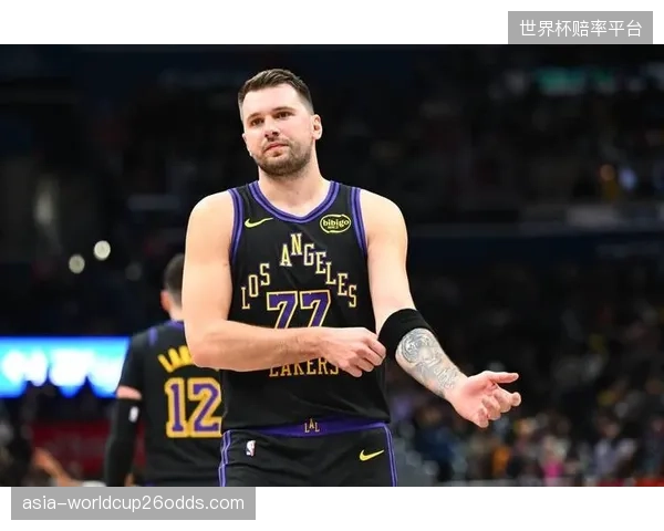 东契奇伤情更新或重塑湖人休赛期引援策略与薪资结构。 东契奇伤情更新或重塑湖人休赛期引援策略与薪资结构。